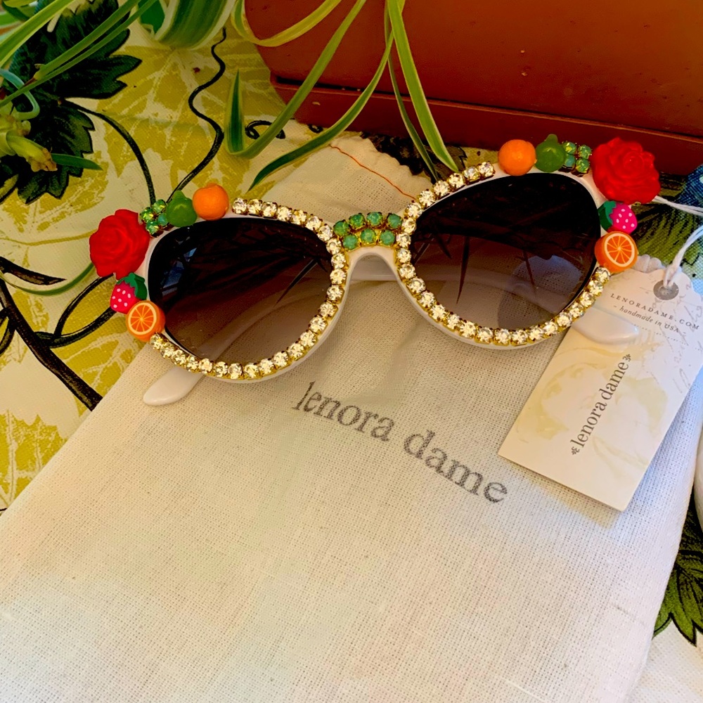 NWT Lenore Dame fun and funky sunglasses